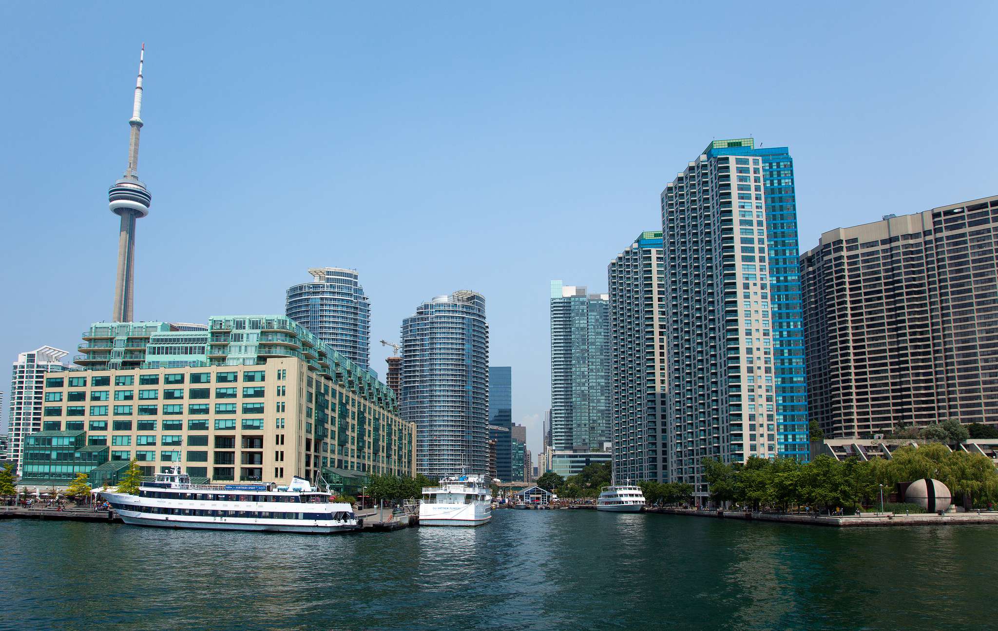 Nên đặt vé đi Canada ở hãng hay ở đại lý
