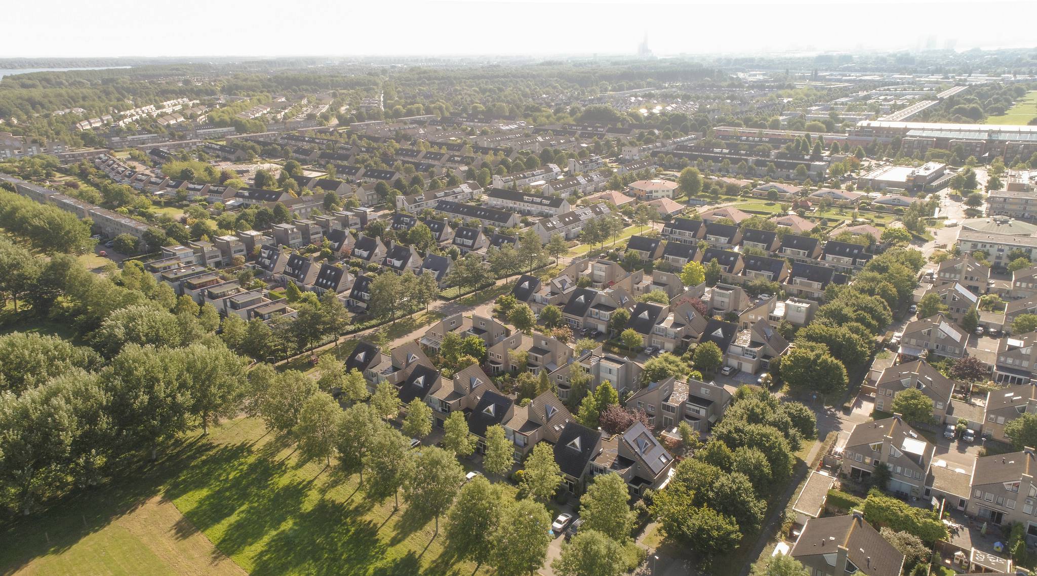 ve-may-bay-di-almere-gia-re-1-738.jpg