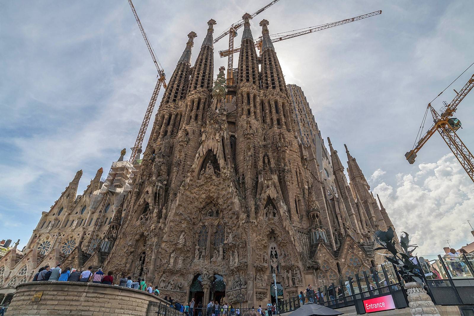 Vé máy bay EVA Air giá rẻ đi Barcelona – Tây Ban Nha