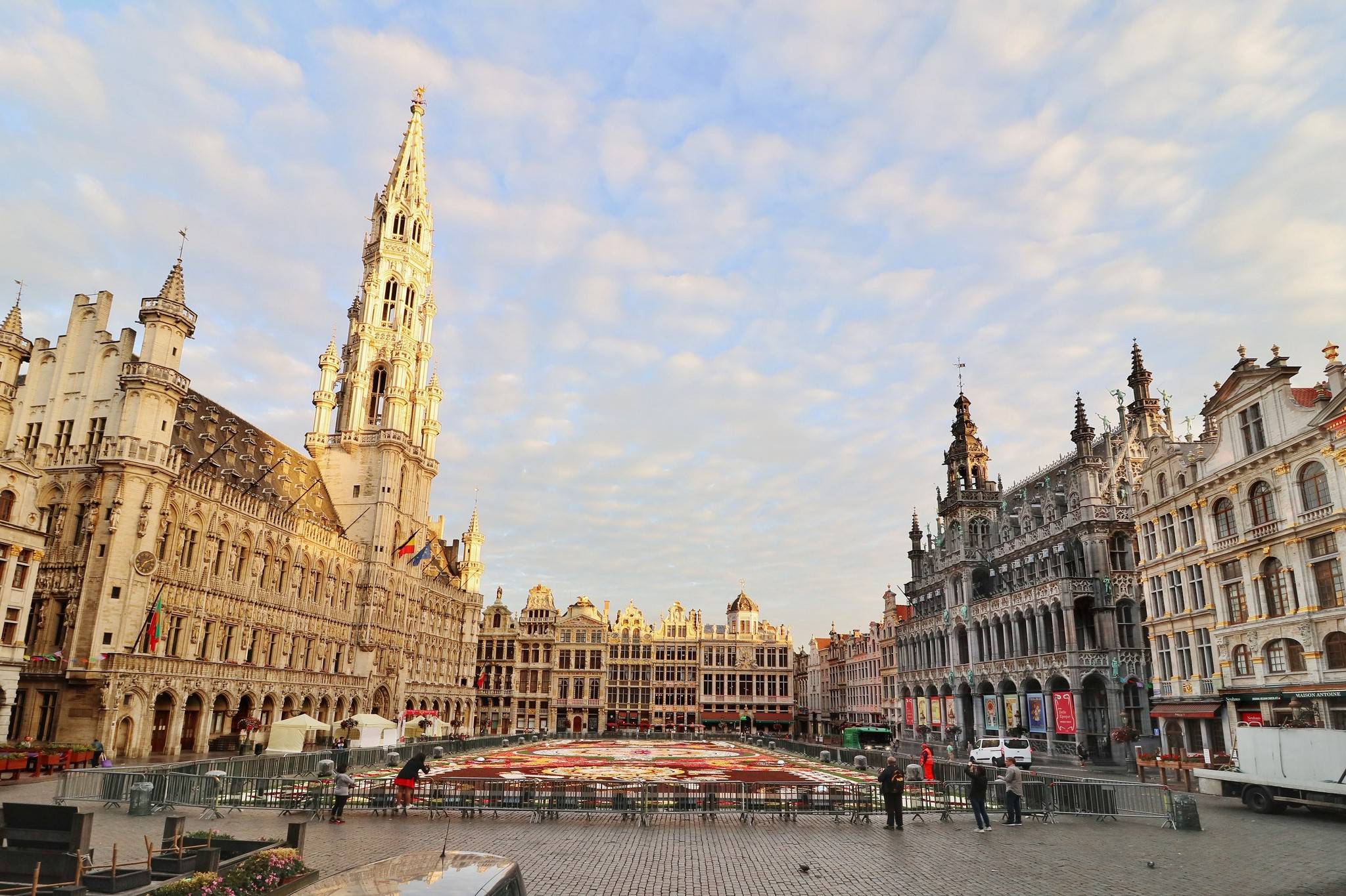 ve-may-bay-di-brussel-gia-re-1-274.jpg
