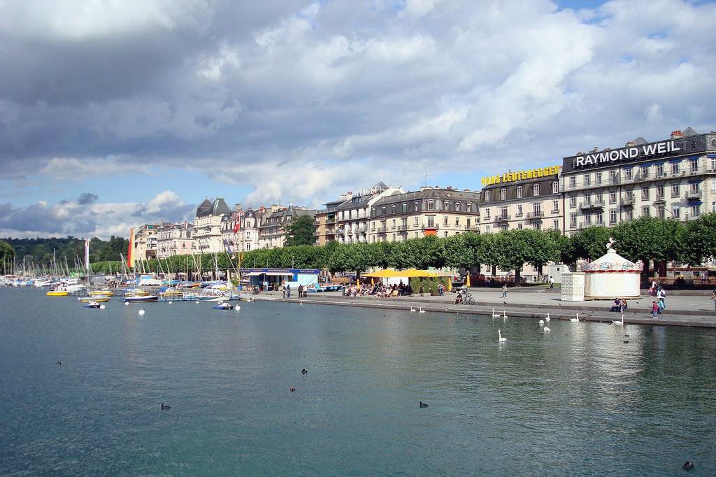 ve-may-bay-di-geneva-gia-re-1-373.jpg