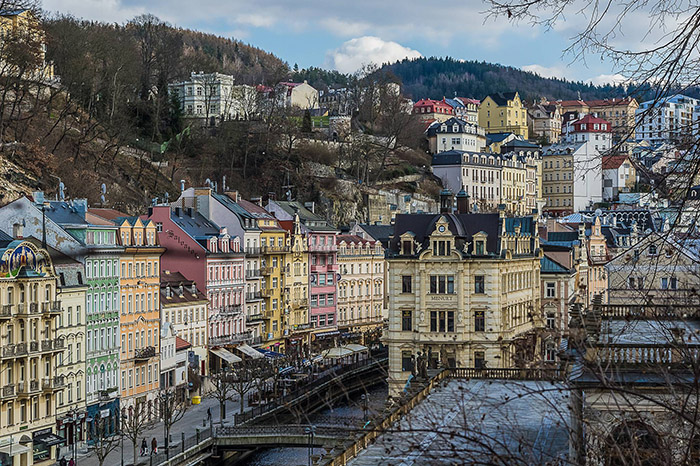 ve-may-bay-di-karlovy-vary-gia-re-1-604.jpg