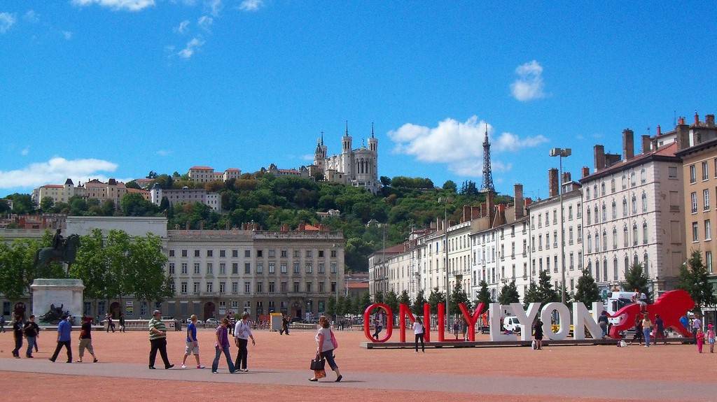Vé máy bay EVA Air giá rẻ đi Lyon – Pháp