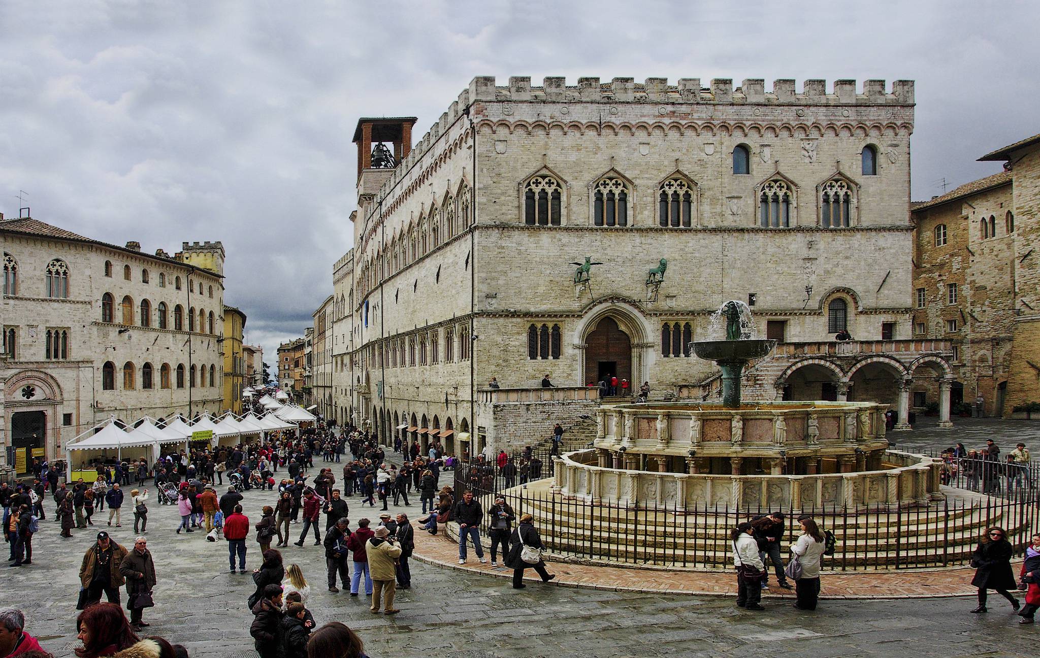 ve-may-bay-di-perugia-gia-re-1-437.jpg